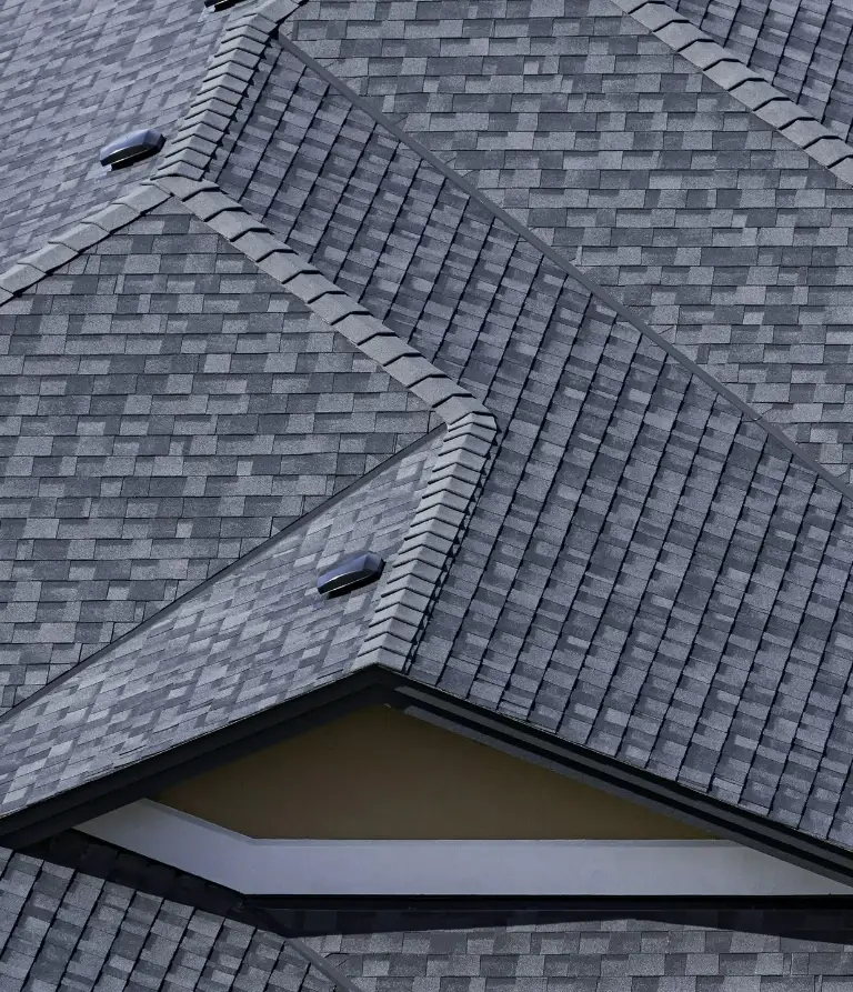 dach z szarymi dachówkami