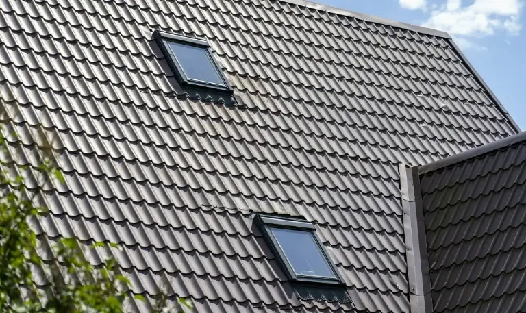 dach z oknami dachowymi
