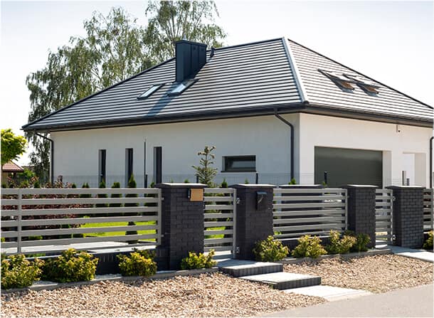 dom z nowoczesnym ogrodzeniem