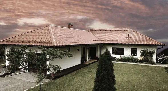 dom z czerwonym dachem